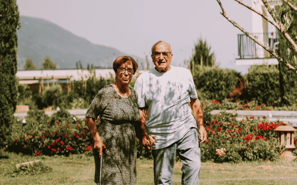 Résidents profitant des activités à la Résidence Les Jardins de Lamartine, Tresserve, Savoie