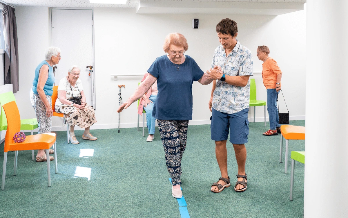 Résidents profitant des activités à la Résidence Les Jardins de Lamartine, Tresserve, Savoie