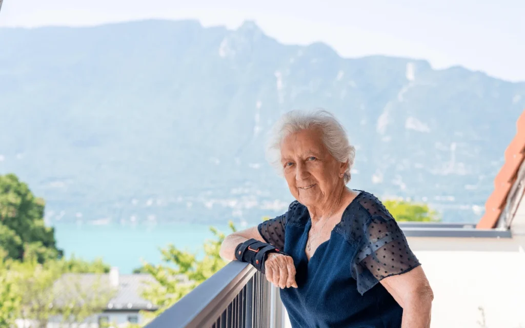 Résidents profitant des activités à la Résidence Les Jardins de Lamartine, Tresserve, Savoie