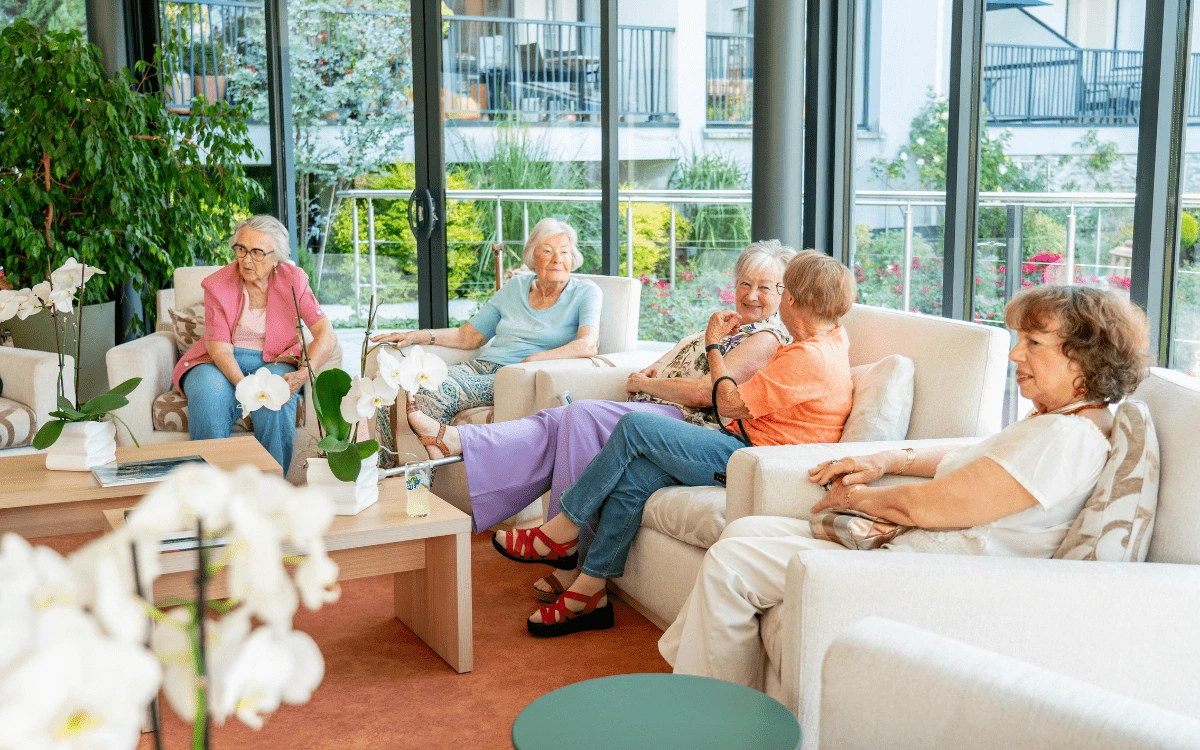 Résidents profitant des activités à la Résidence Les Jardins de Lamartine, Tresserve, Savoie