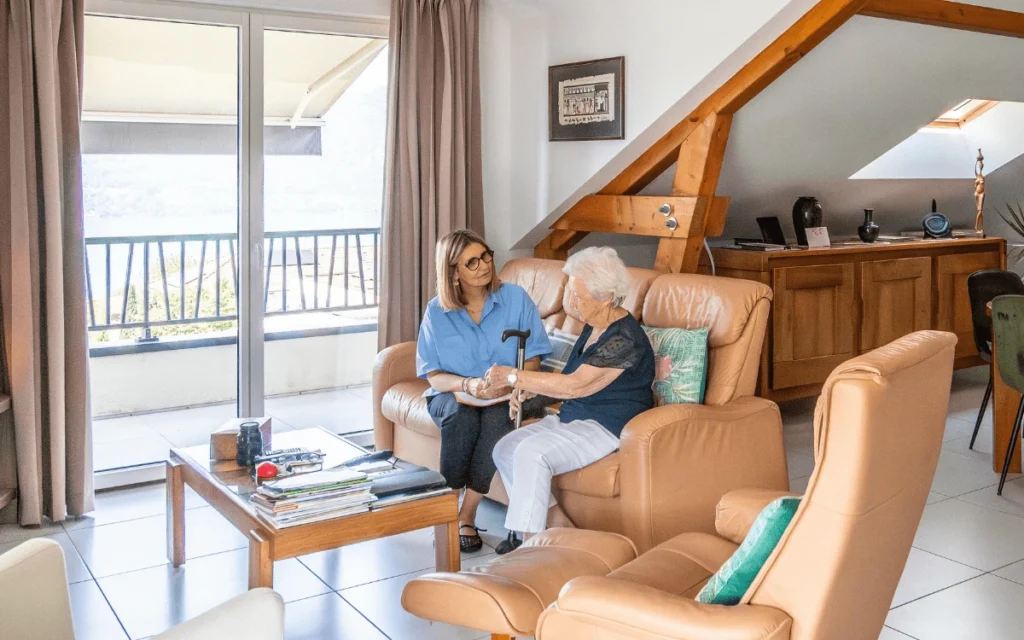 Résidents profitant des activités à la Résidence Les Jardins de Lamartine, Tresserve, Savoie